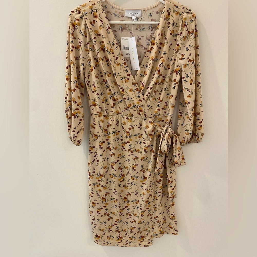 Gilli floral cream long sleeved NWT dress